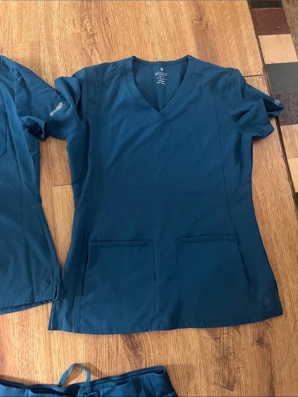 Women’s Teal Medical Scrub Set - 2 Small Tops & 1 Jogger Pants Size Medium